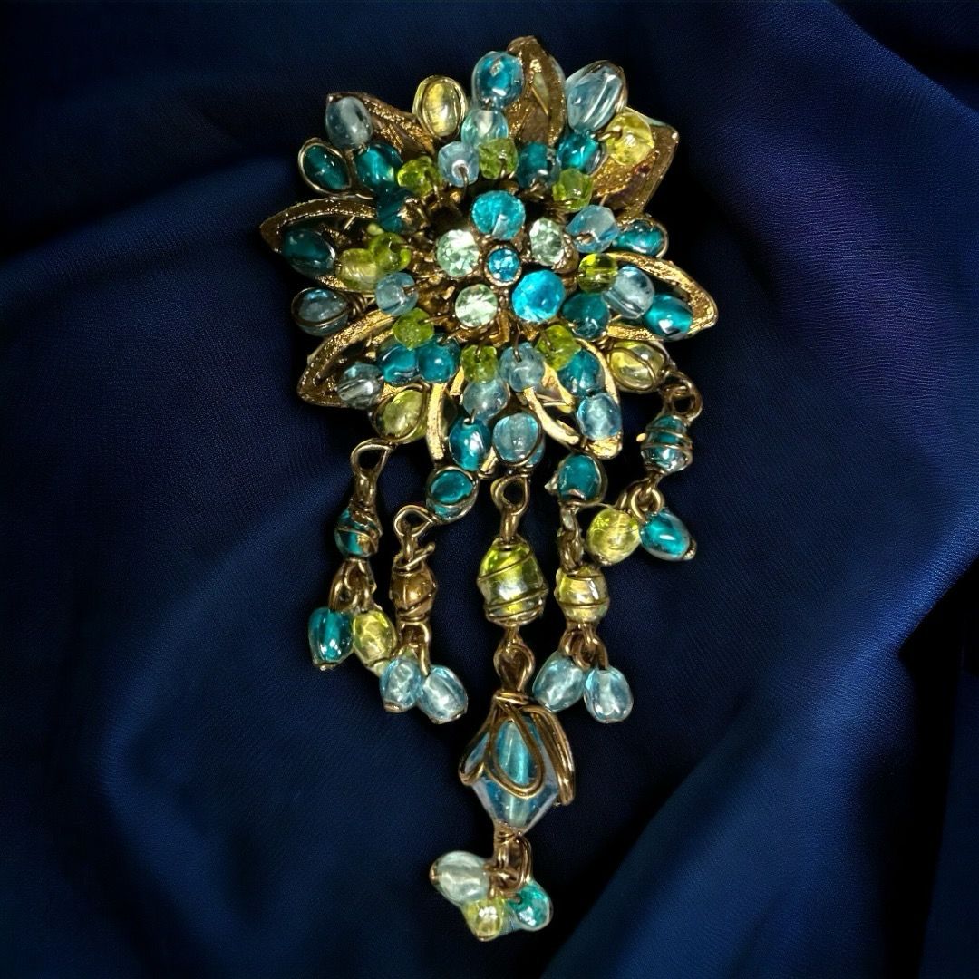 Broche ancienne en perles bleues et cristaux 