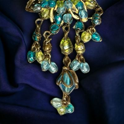 Broche ancienne en perles bleues et cristaux 
