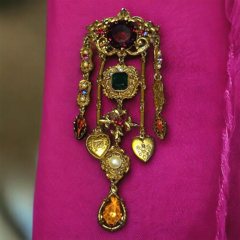 Beautiful antique brooch signed Art