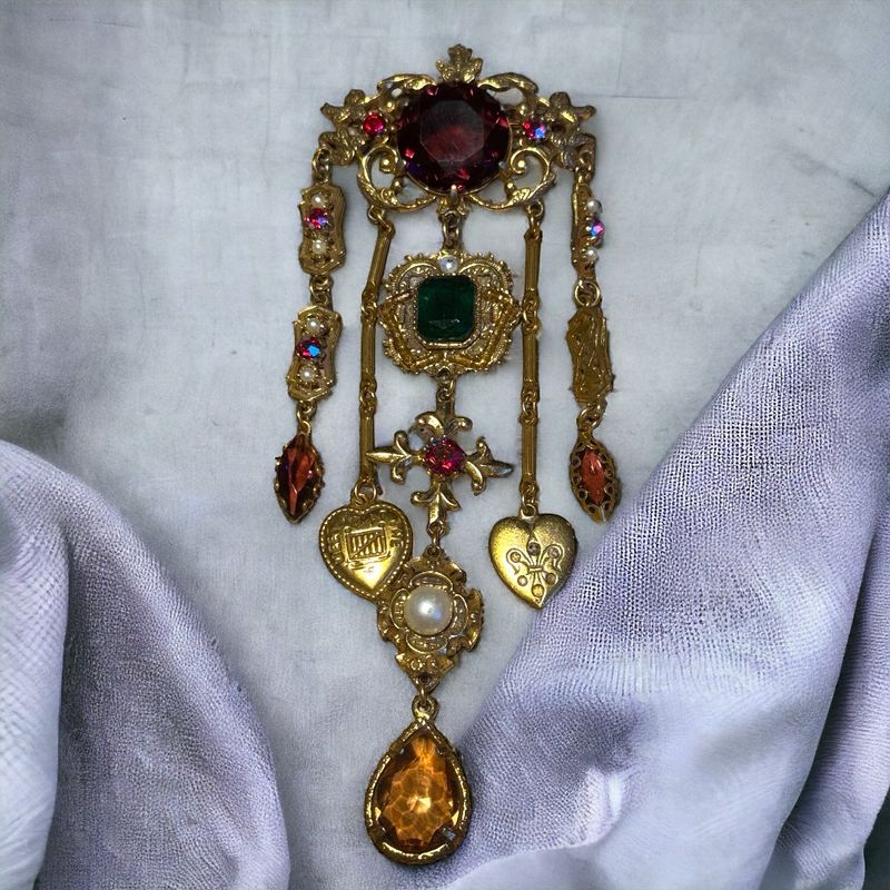 Beautiful antique brooch signed Art