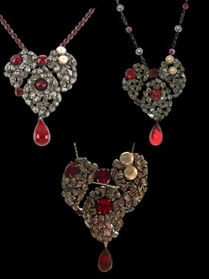 Icône absolue, le collier / broche Cœur YVES SAINT LAURENT des années 90 
