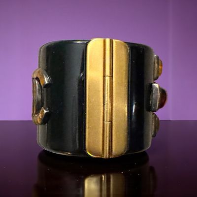 – Manchette réversible en résine noire &amp; cabochons ambrés (Collection Lagerfeld, 2007)