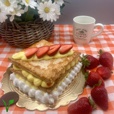 Torta millefoglie Vegana con crema e fragole o frutti di bosco Senza latte,Senza lattosio,Senza uova