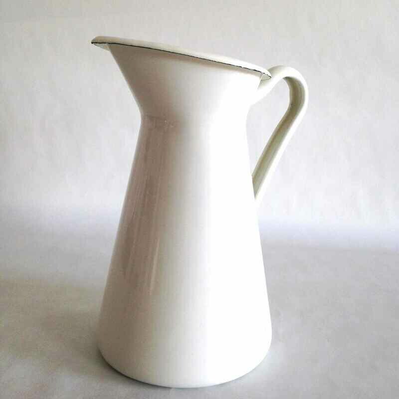 Cruche en émail blanc