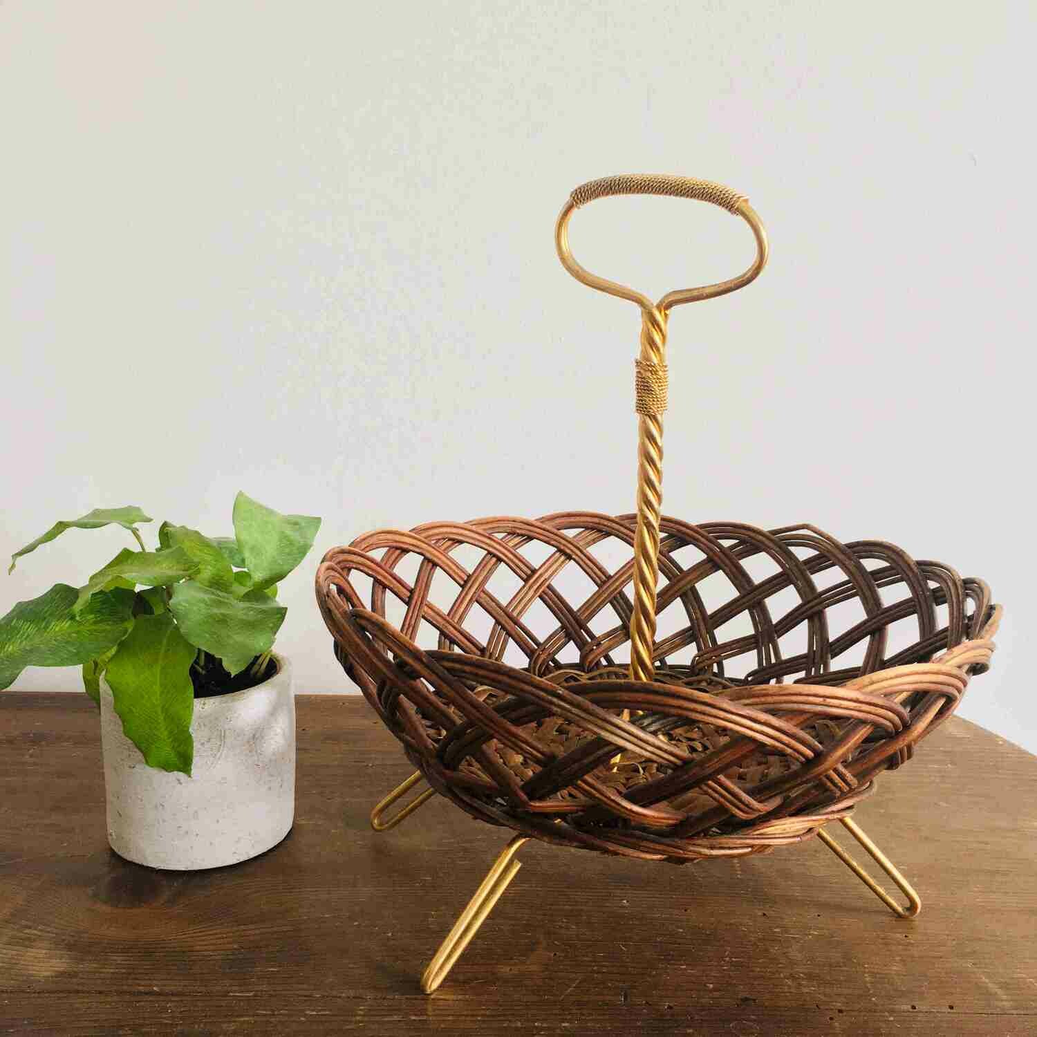 Panière en osier pieds et manche en laiton