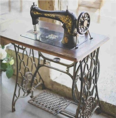 Machine à coudre Singer sur table