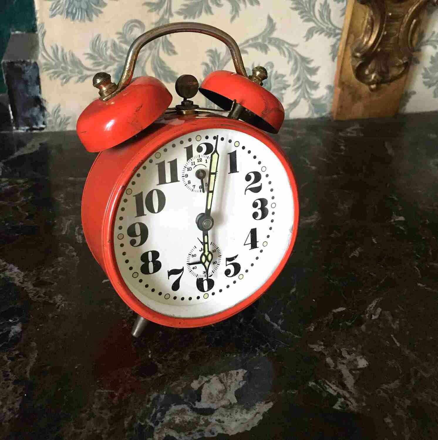 Réveil en métal ancien orange