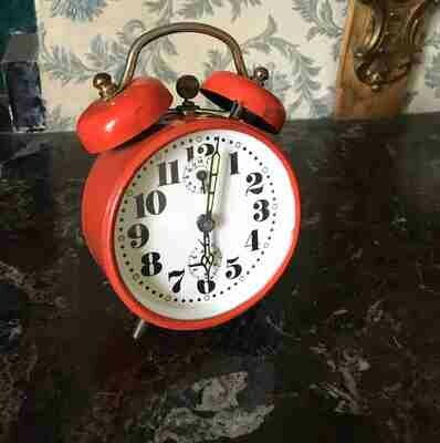 Réveil en métal ancien orange