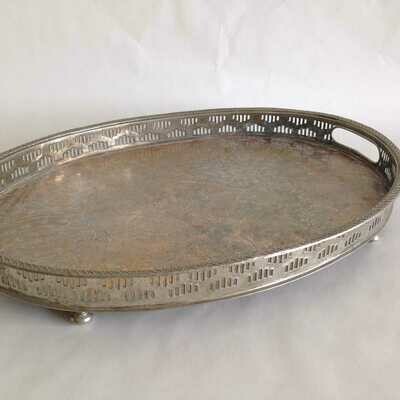 Plat métal sur pied