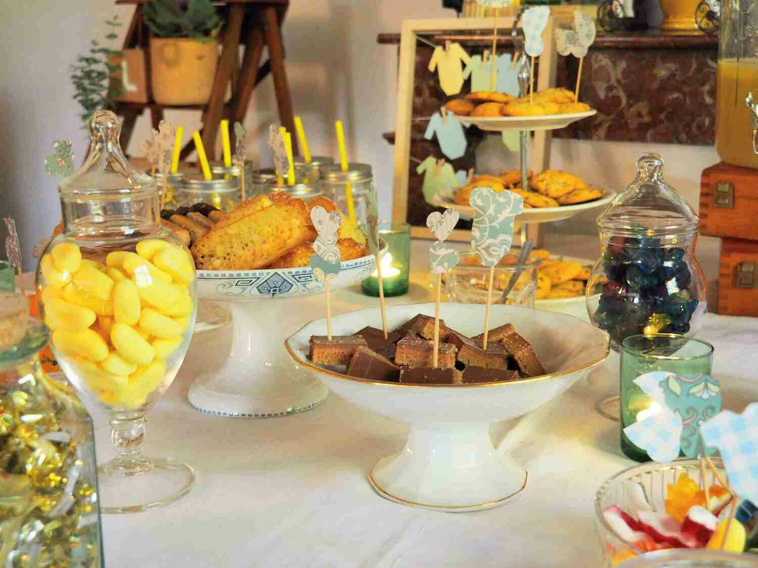 Plat sur pied compotier porcelaine blanc doré