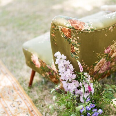 Banquette verte fleurie