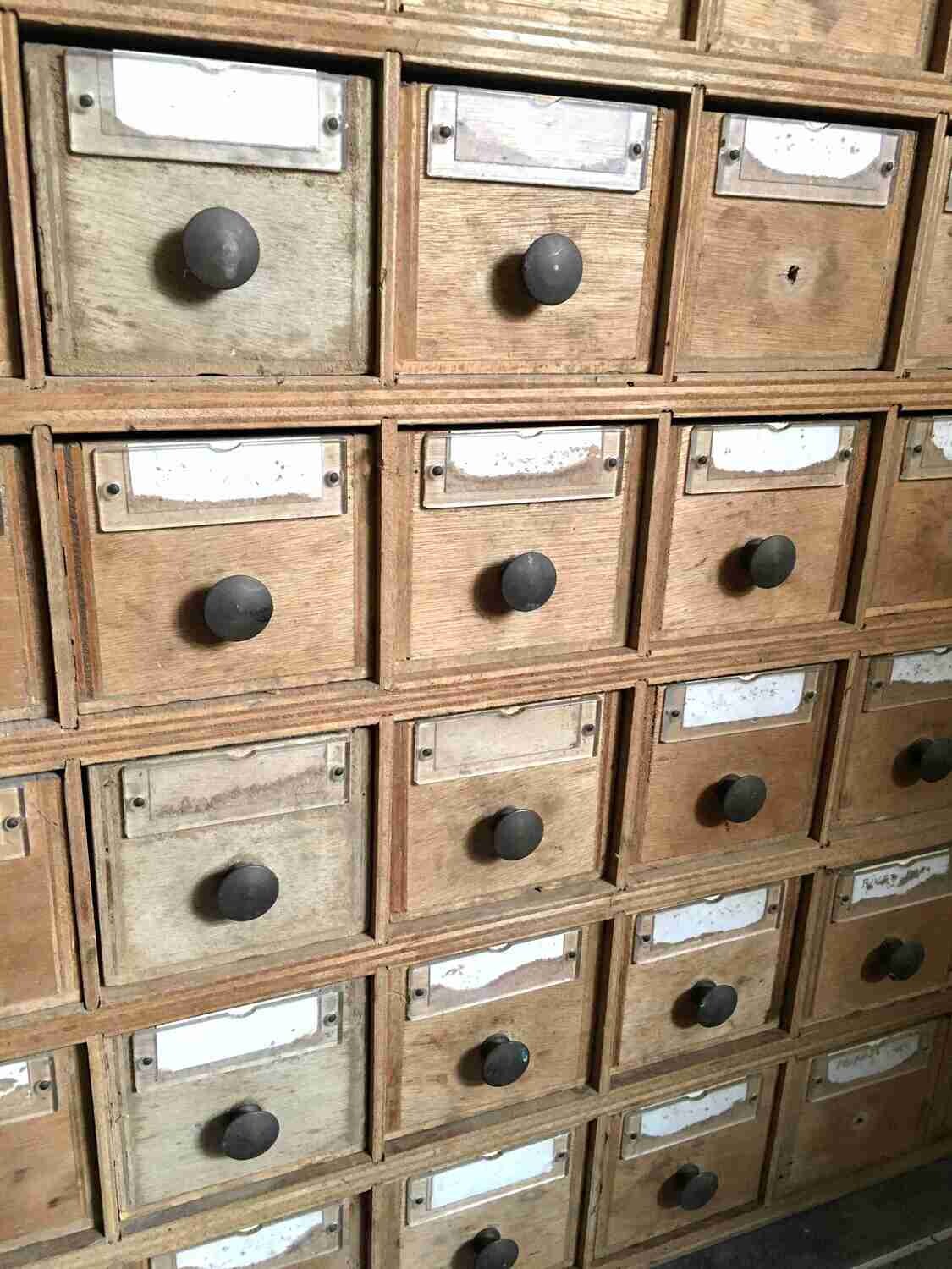 Meuble en bois 60 tiroirs