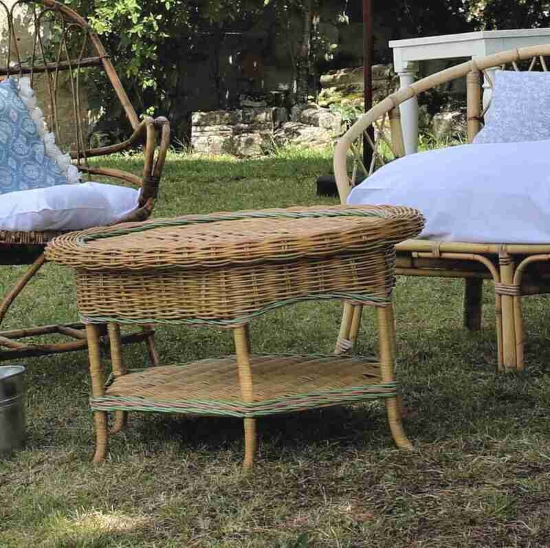Table basse rotin ovale tressée liseré vert