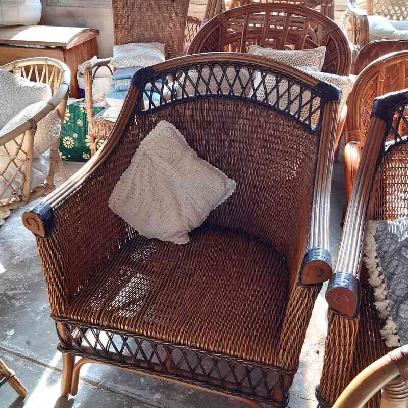 Fauteuil en rotin ajouré tressé avec coussin d&#39;asssise