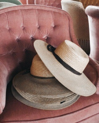 Fauteuil crapaud velours rose capitonné