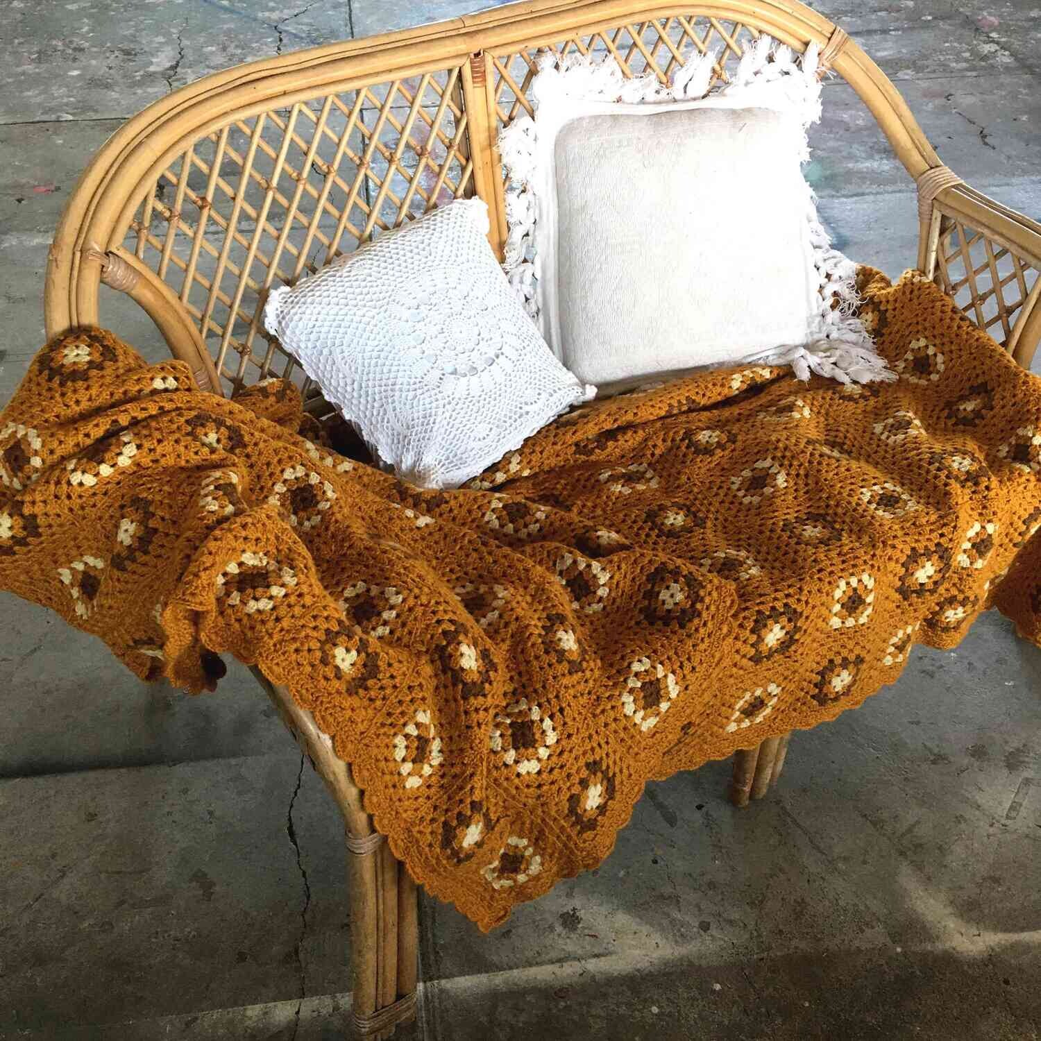 Dessus de lit en crochet ouvragé camel