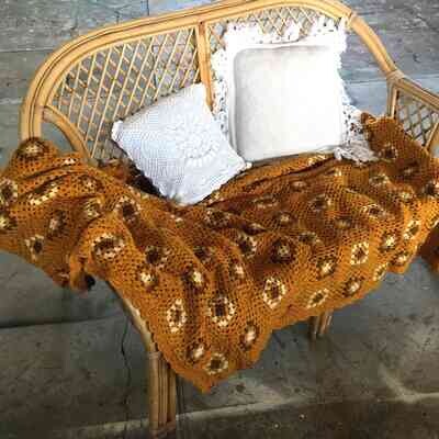 Dessus de lit en crochet ouvragé camel