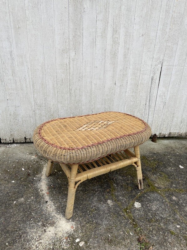 Table basse rotin ovale tressée liseré bordeaux