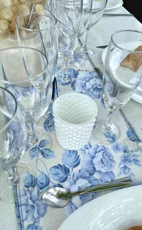 Chemin de table tissu blanc fleurs bleues