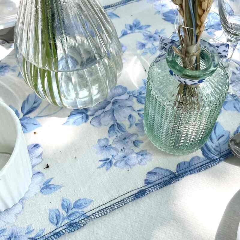 Chemin de table tissu blanc fleurs bleues