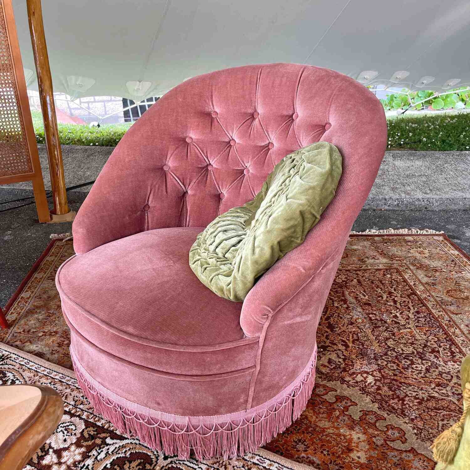 Fauteuil crapaud velours rose capitonné arrondi