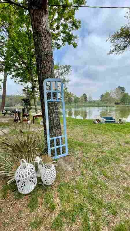 Portes en bois bleu et verre