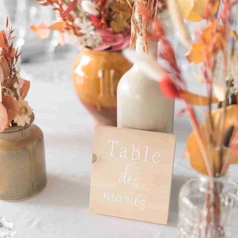Panneau numéro de table bois clair écriture blanche