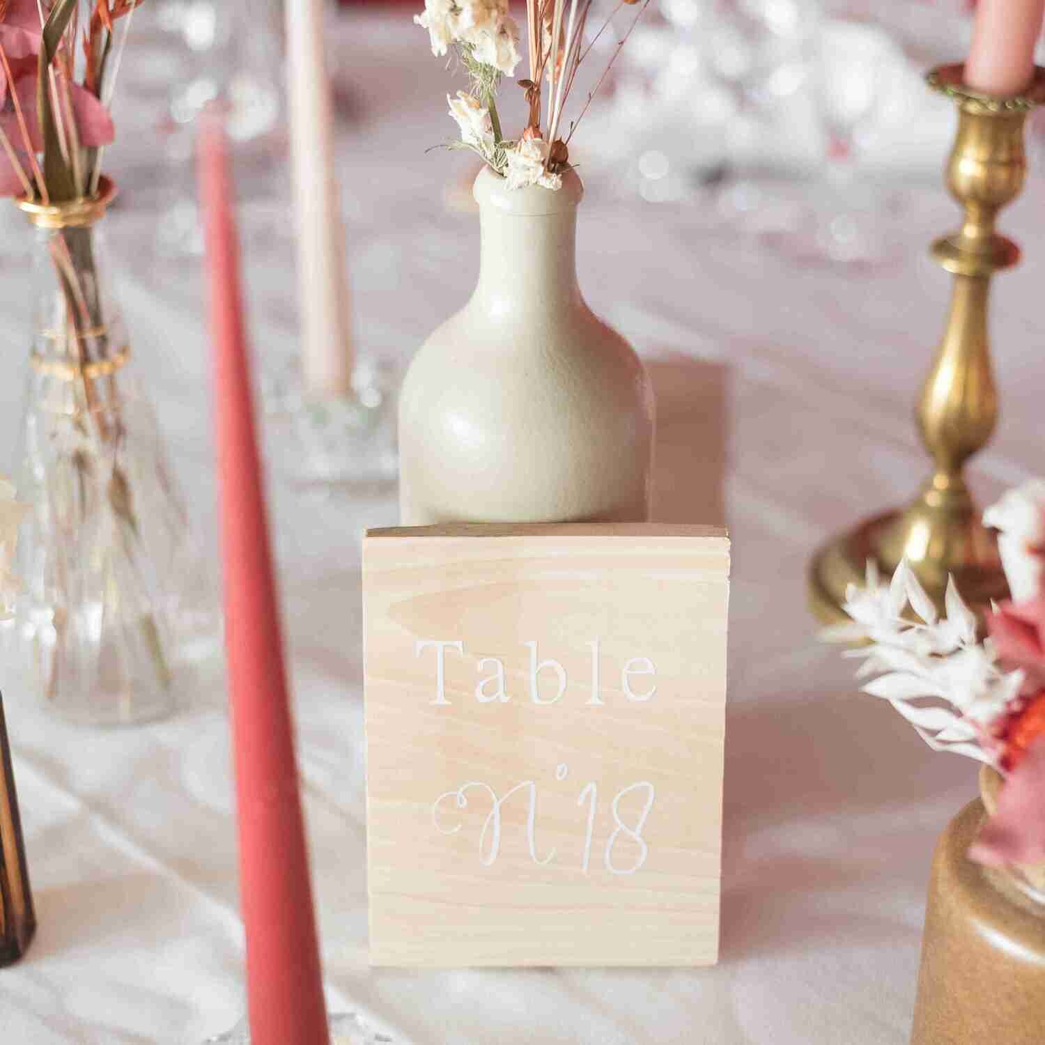 Panneau numéro de table bois clair écriture blanche