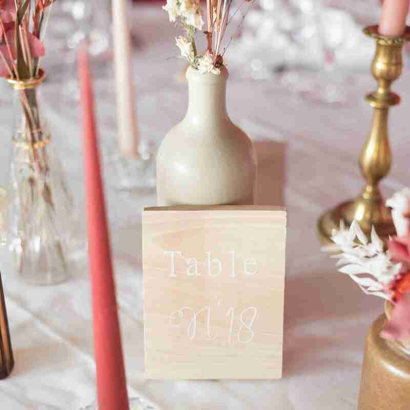 Panneau numéro de table bois clair écriture blanche