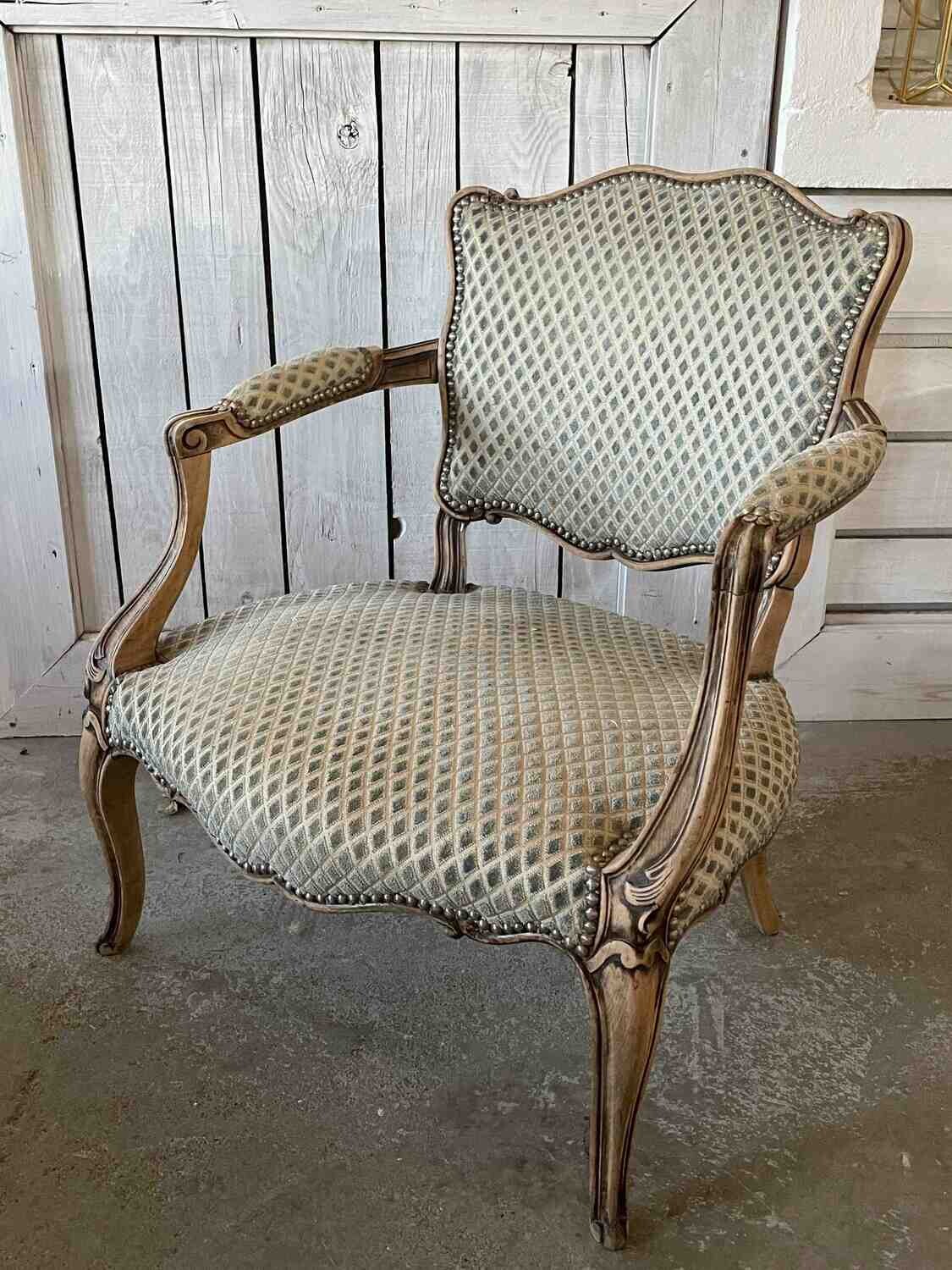 Fauteuil velours damassé bleu Louis XV