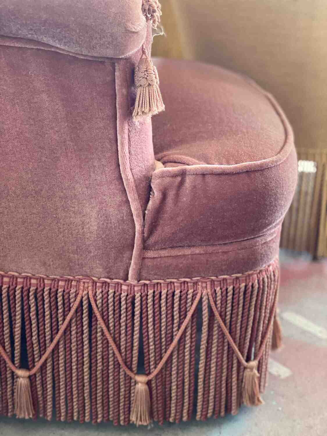 Fauteuil crapaud velours rose clair pompons
