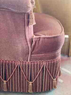 Fauteuil crapaud velours rose clair pompons