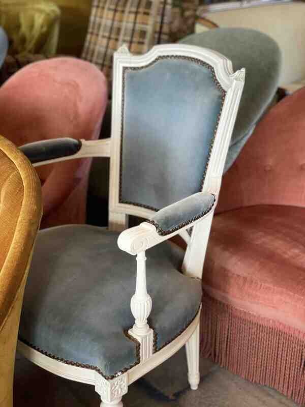 Fauteuil velours bleu bois blanc Louis XV