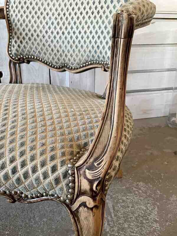 Fauteuil velours damassé bleu Louis XV
