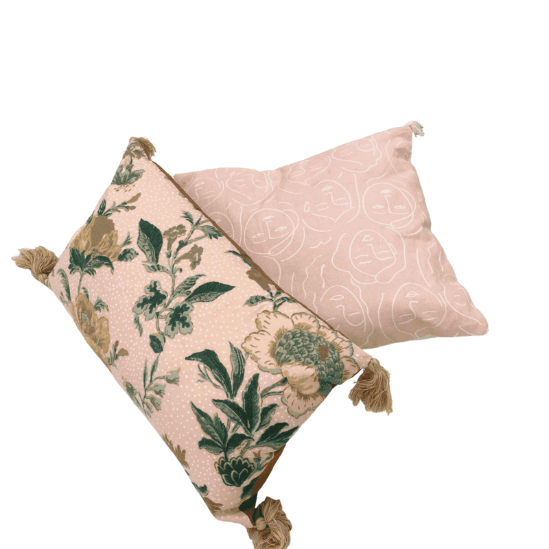 Coussin rose rectangle fleuri pompons
