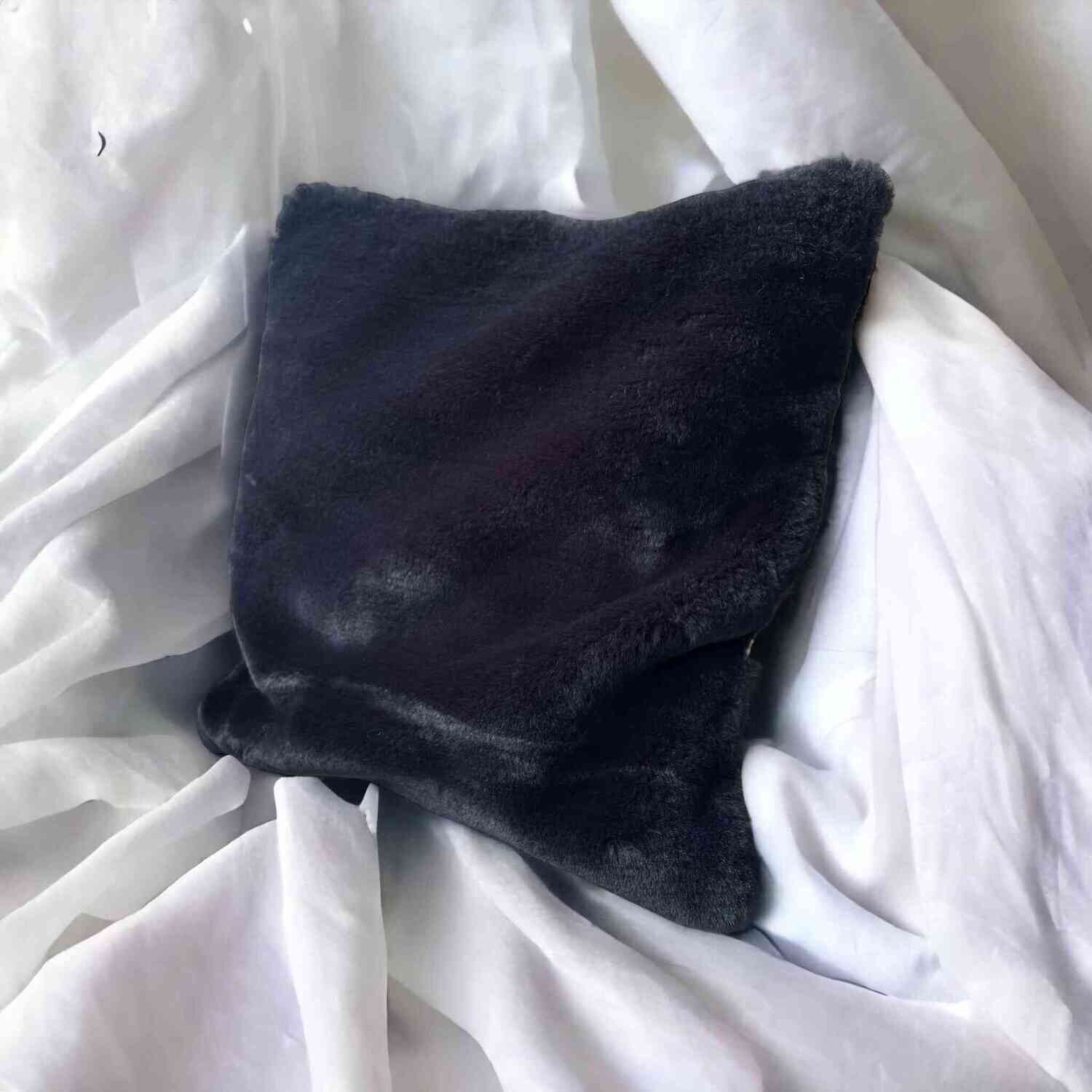 Coussin fourrure noir