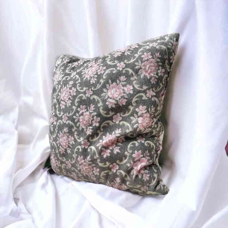 Coussin gris motif rose petit