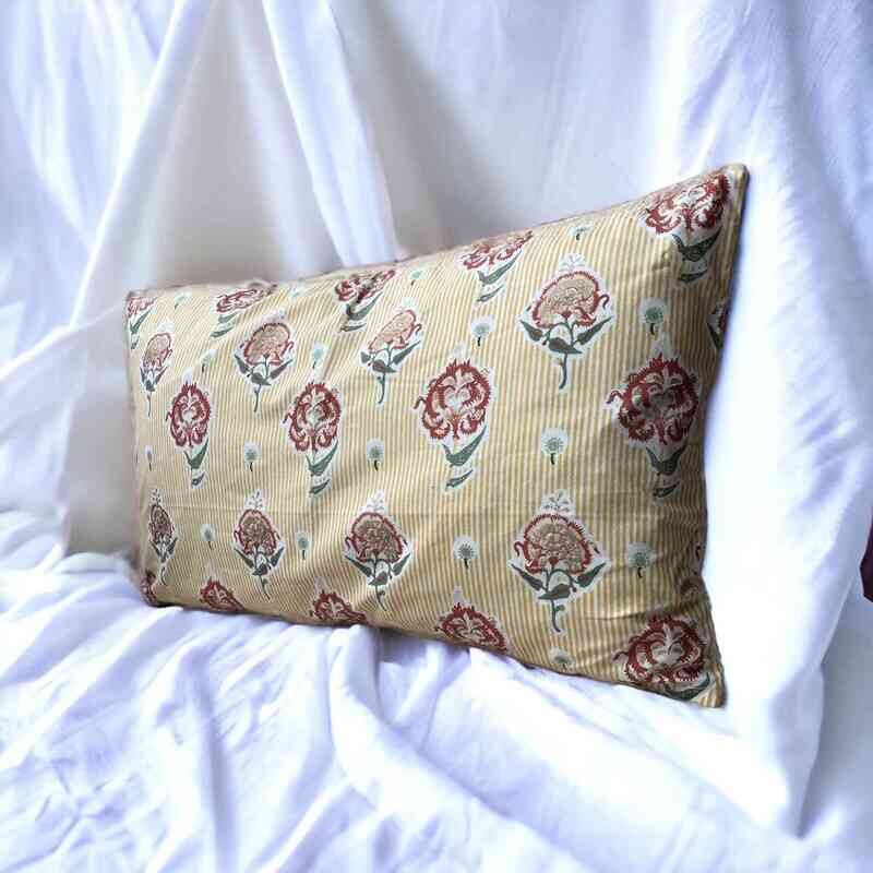 Coussin rectangle rayé jaune motifs brun et vert