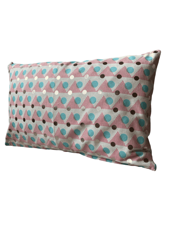 Coussin rectangle beige motifs rose bleu doré
