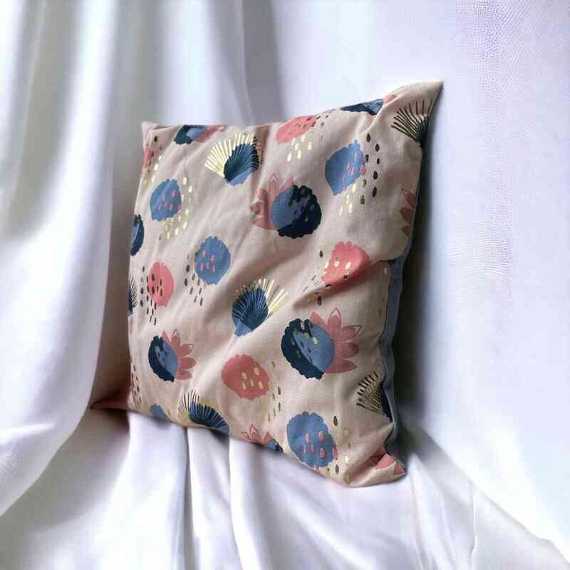 Coussin rose clair motifs bleus dorés
