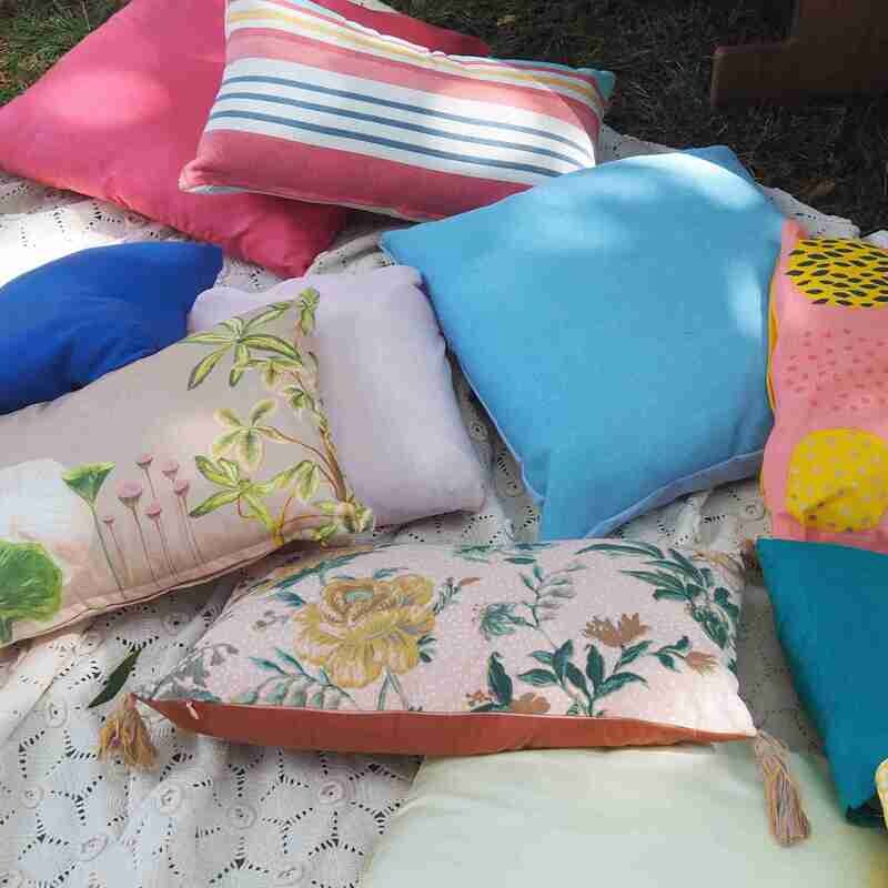 Coussin rectangle rayé rose bleu jaune