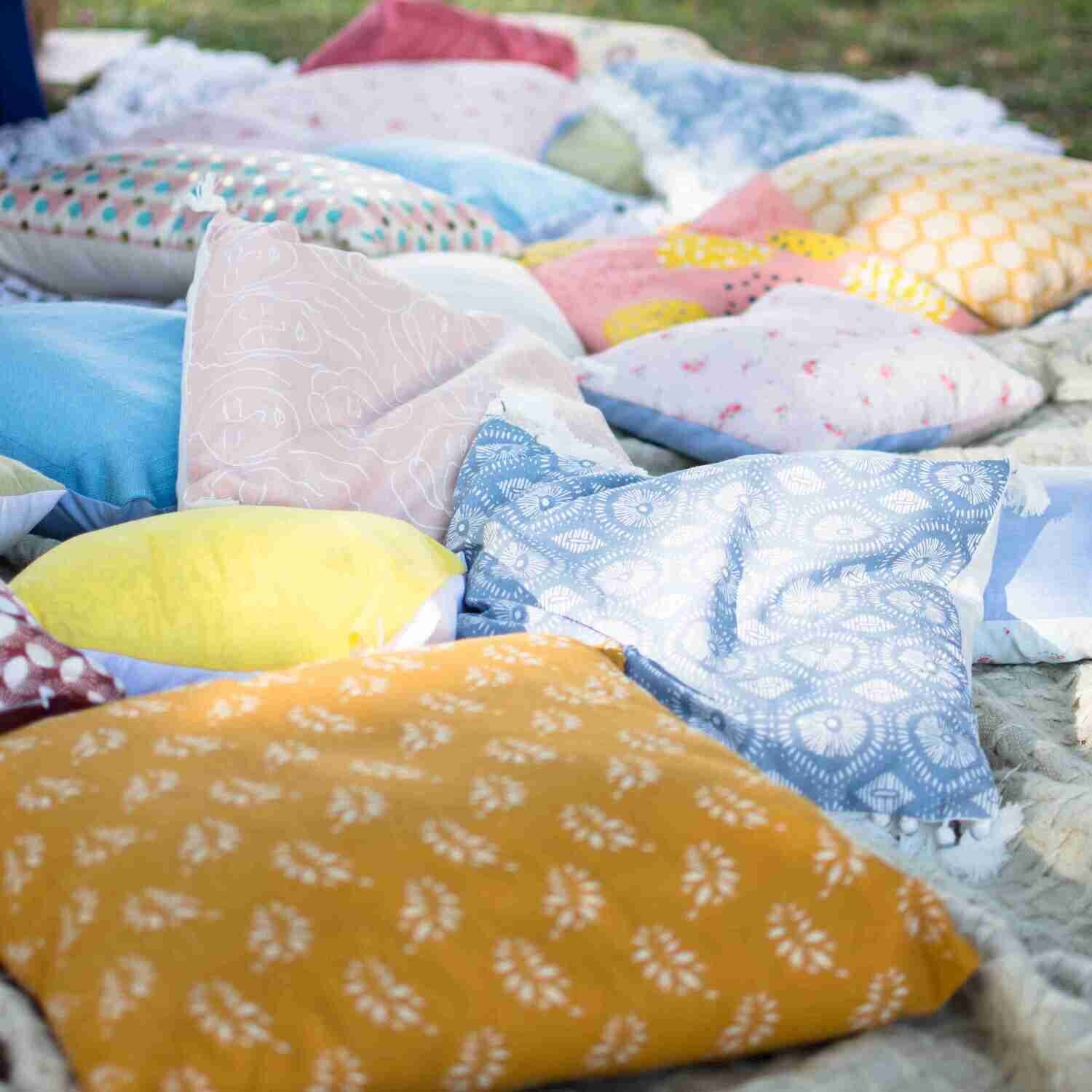 Coussin moutarde dessins blancs