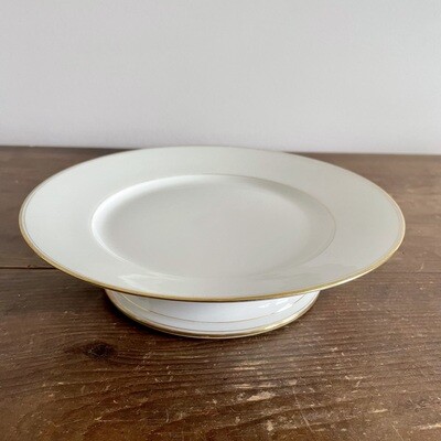 Plat sur pied bas blanc doré