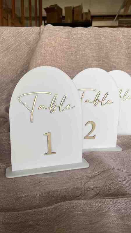Numéro de table plexis blanc doré