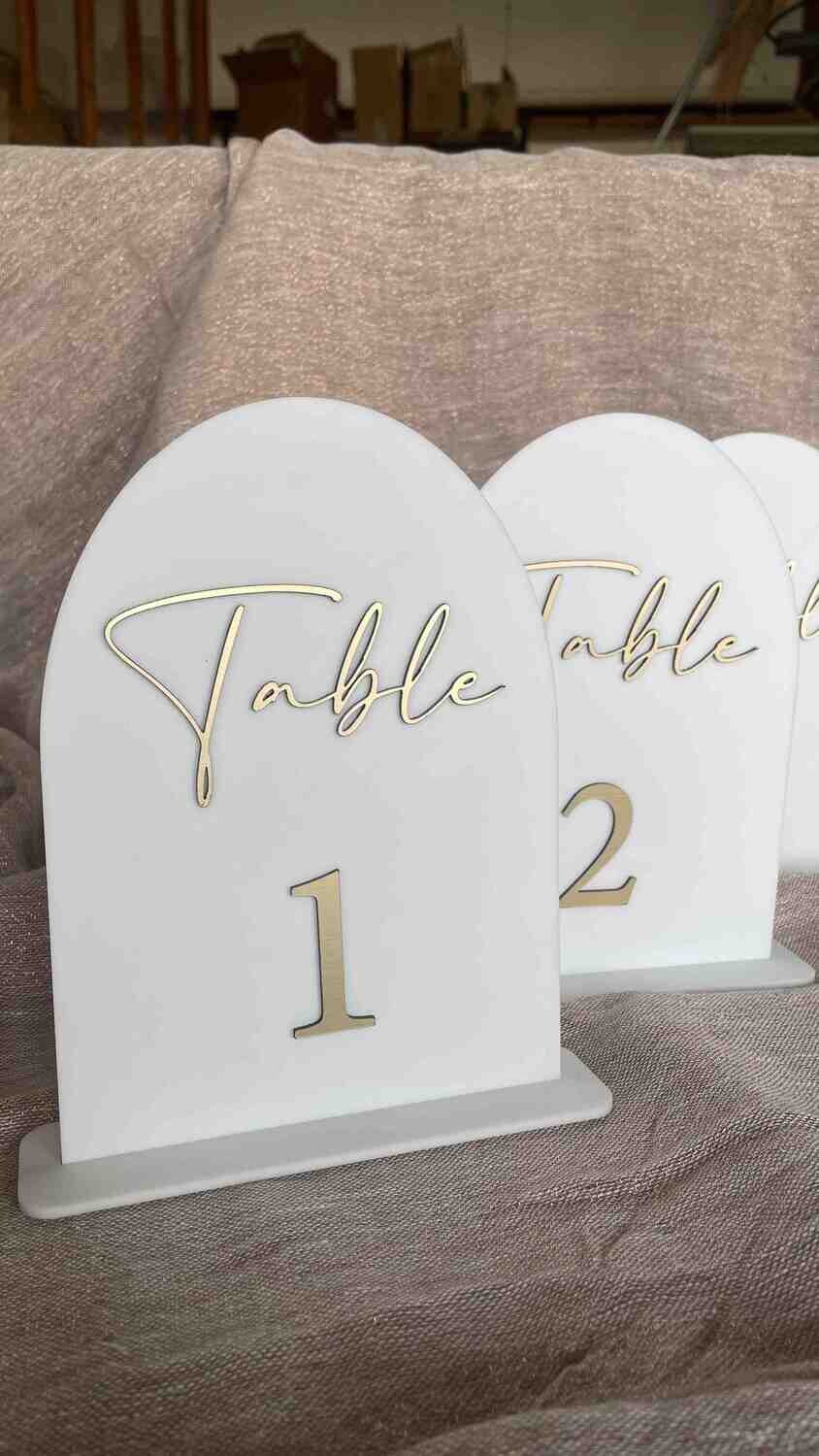 Numéro de table plexis blanc doré