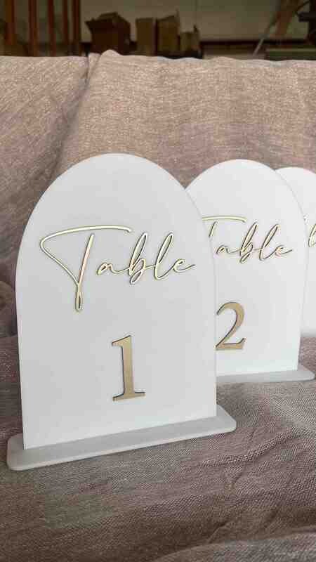 Numéro de table plexis blanc doré