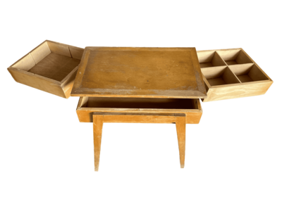 Boite à couture bois clair sur pieds travailleuse