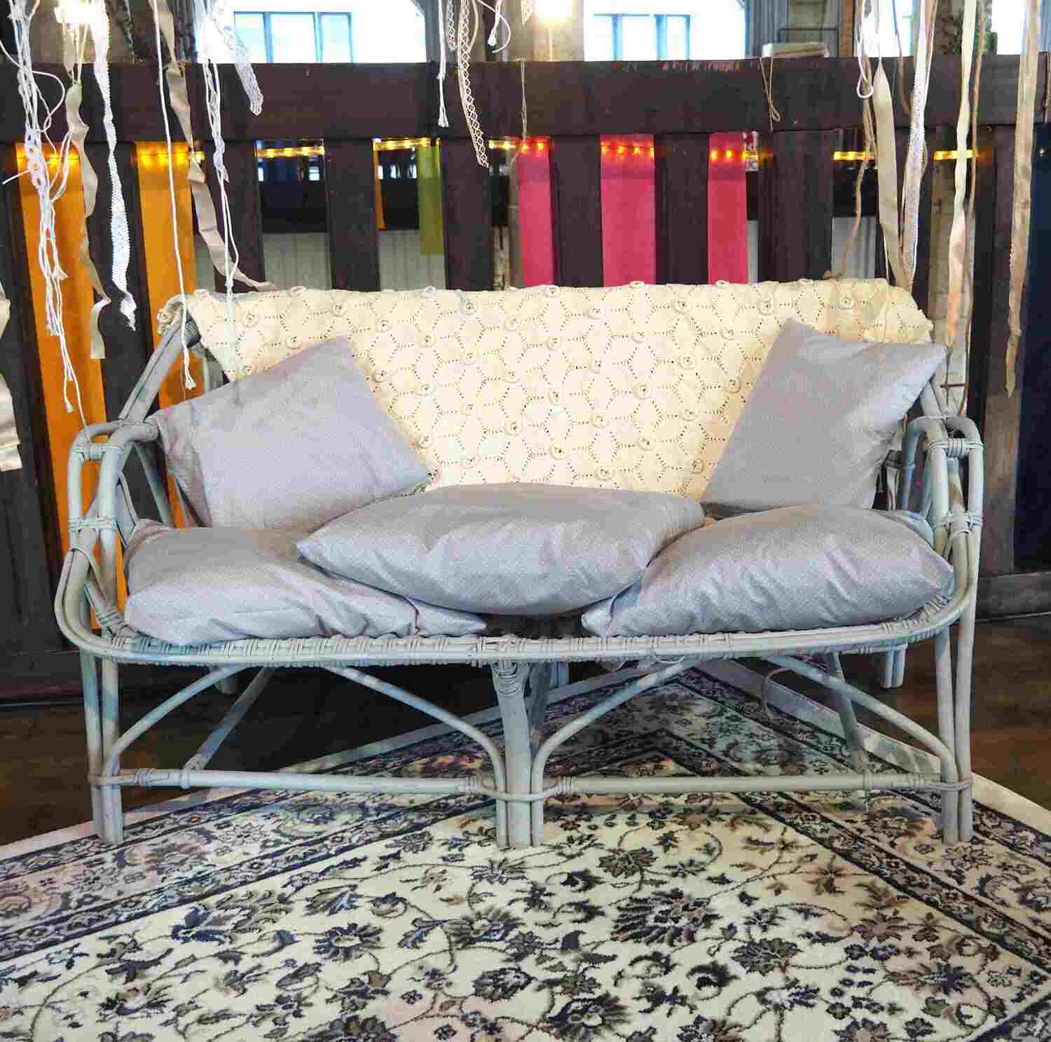 Coussin gris clair pois blancs