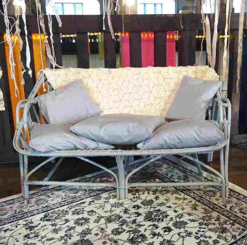 Coussin gris clair pois blancs