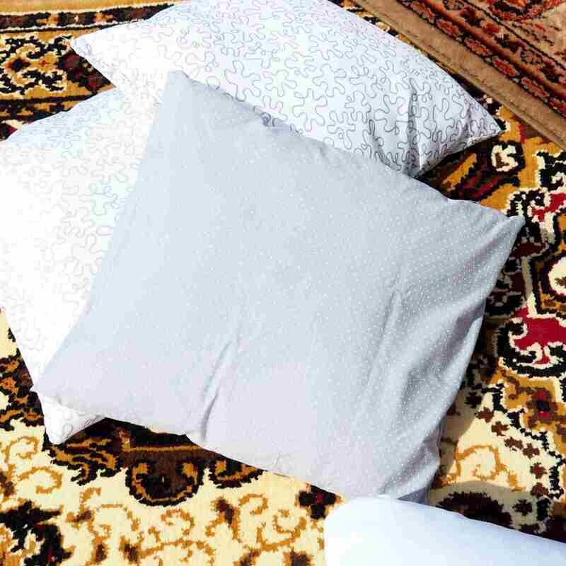 Coussin gris clair pois blancs
